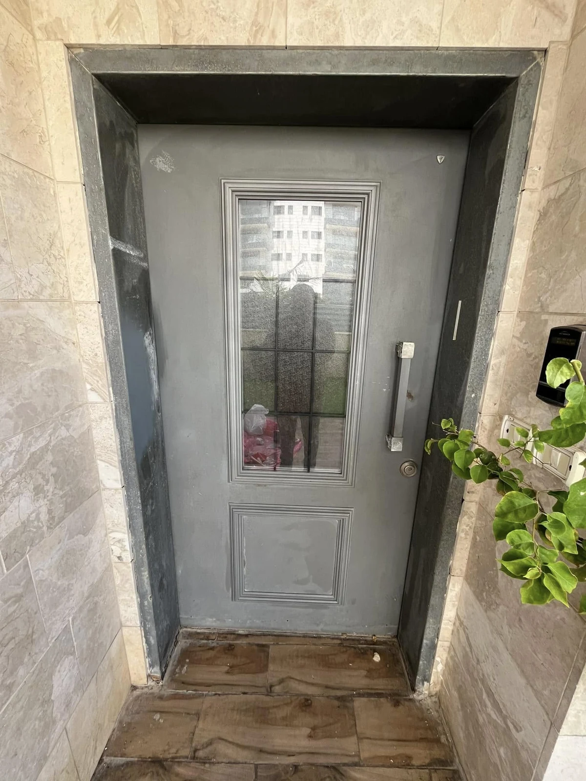 דלת הכניסה בשלב ההכנה לצביעה
